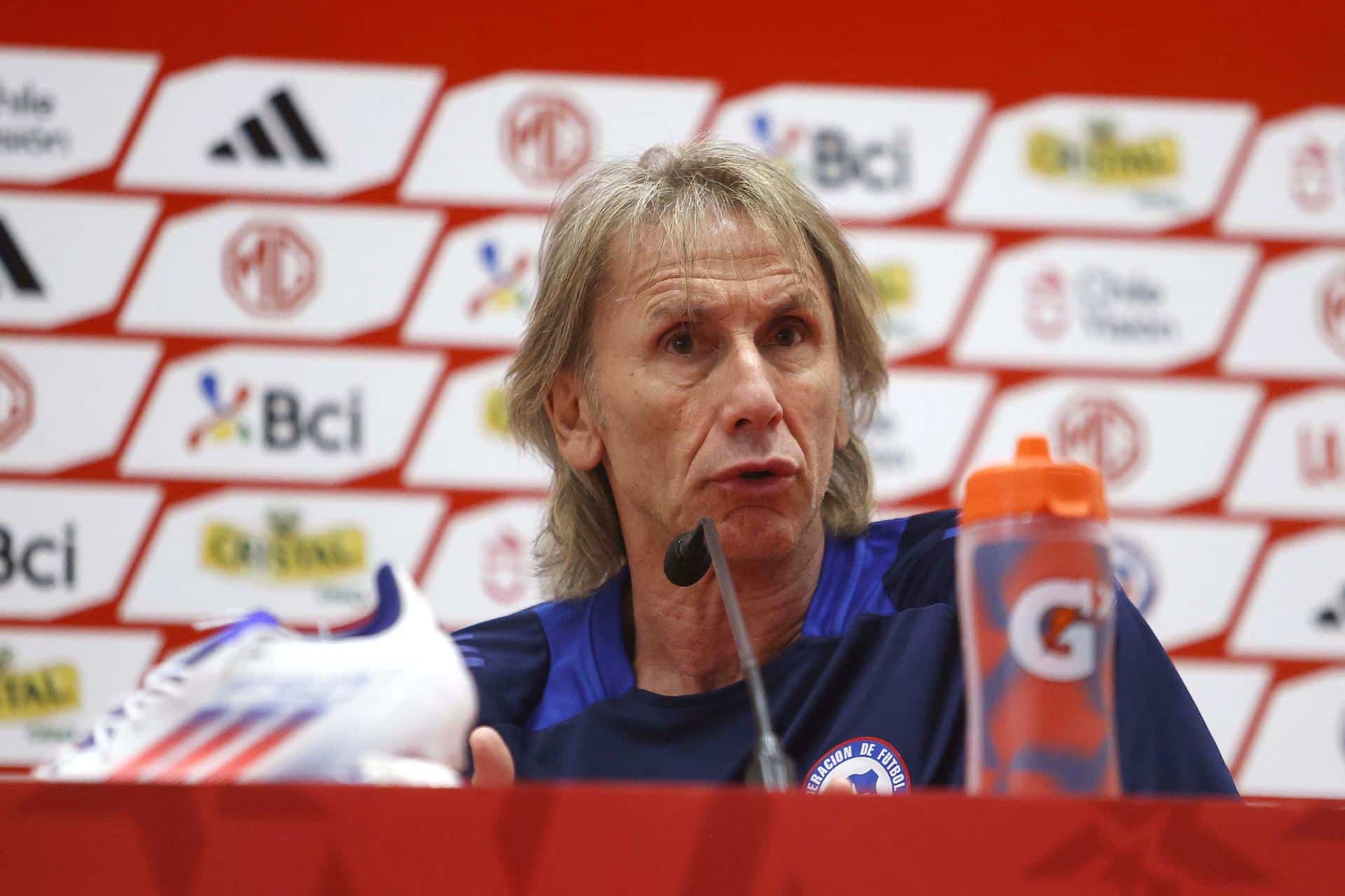 Fotografía cedida por la Federación de Fútbol de Chile (FFCh), del seleccionador Ricardo Gareca, durante una rueda de prensa en Santiago a horas del partido de eliminatorias del Mundial de 2026 de este jueves con Perú en Lima. EFE/ Federación de Fútbol de Chile /