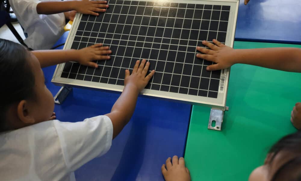 Fotografía que muestra a niños de un colegio tocando un panel solar el pasado lunes en Nuevo León (México). EFE/ Iberdrola México /SOLO USO EDITORIAL/SOLO DISPONIBLE PARA ILUSTRAR LA NOTICIA QUE ACOMPAÑA (CRÉDITO OBLIGATORIO)