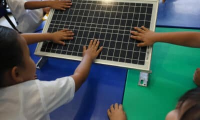 Fotografía que muestra a niños de un colegio tocando un panel solar el pasado lunes en Nuevo León (México). EFE/ Iberdrola México /SOLO USO EDITORIAL/SOLO DISPONIBLE PARA ILUSTRAR LA NOTICIA QUE ACOMPAÑA (CRÉDITO OBLIGATORIO)