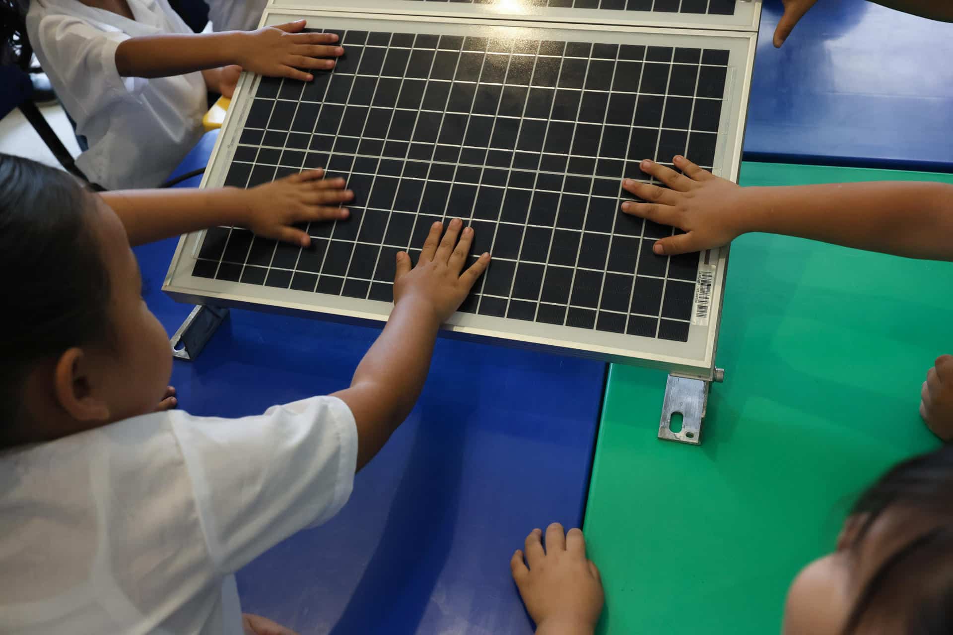 Fotografía que muestra a niños de un colegio tocando un panel solar el pasado lunes en Nuevo León (México). EFE/ Iberdrola México /SOLO USO EDITORIAL/SOLO DISPONIBLE PARA ILUSTRAR LA NOTICIA QUE ACOMPAÑA (CRÉDITO OBLIGATORIO)