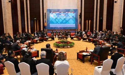 Vientiane (Laos), 20/11/2024.- A handout photo made available by ASEAN Secretariat shows US Secretary of Defense Lloyd Austin III (R, rear) and Defense Ministers from Southeast Asian Nations (ASEAN) attending the ASEAN-US Defence Ministers' Informal Meeting as part of the ASEAN Defence Ministers' Meeting in Vientiane, Laos, 20 November 2024. Defense Ministers and security representatives of Southeast Asian Nations (ASEAN) convene at a summit hosted by Laos to tighten the defense and security ties and discuss the ongoing civil unrest in Myanmar and a tension in the South China Sea. (Birmania) EFE/EPA/ASEAN SECRETARIAT / KUSUMA PANDU WIJAYA HANDOUT HANDOUT EDITORIAL USE ONLY/NO SALES