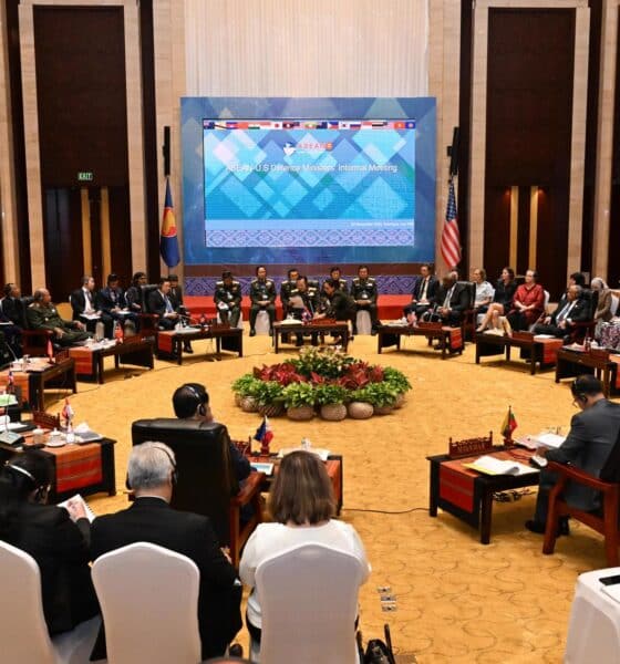 Vientiane (Laos), 20/11/2024.- A handout photo made available by ASEAN Secretariat shows US Secretary of Defense Lloyd Austin III (R, rear) and Defense Ministers from Southeast Asian Nations (ASEAN) attending the ASEAN-US Defence Ministers' Informal Meeting as part of the ASEAN Defence Ministers' Meeting in Vientiane, Laos, 20 November 2024. Defense Ministers and security representatives of Southeast Asian Nations (ASEAN) convene at a summit hosted by Laos to tighten the defense and security ties and discuss the ongoing civil unrest in Myanmar and a tension in the South China Sea. (Birmania) EFE/EPA/ASEAN SECRETARIAT / KUSUMA PANDU WIJAYA HANDOUT HANDOUT EDITORIAL USE ONLY/NO SALES