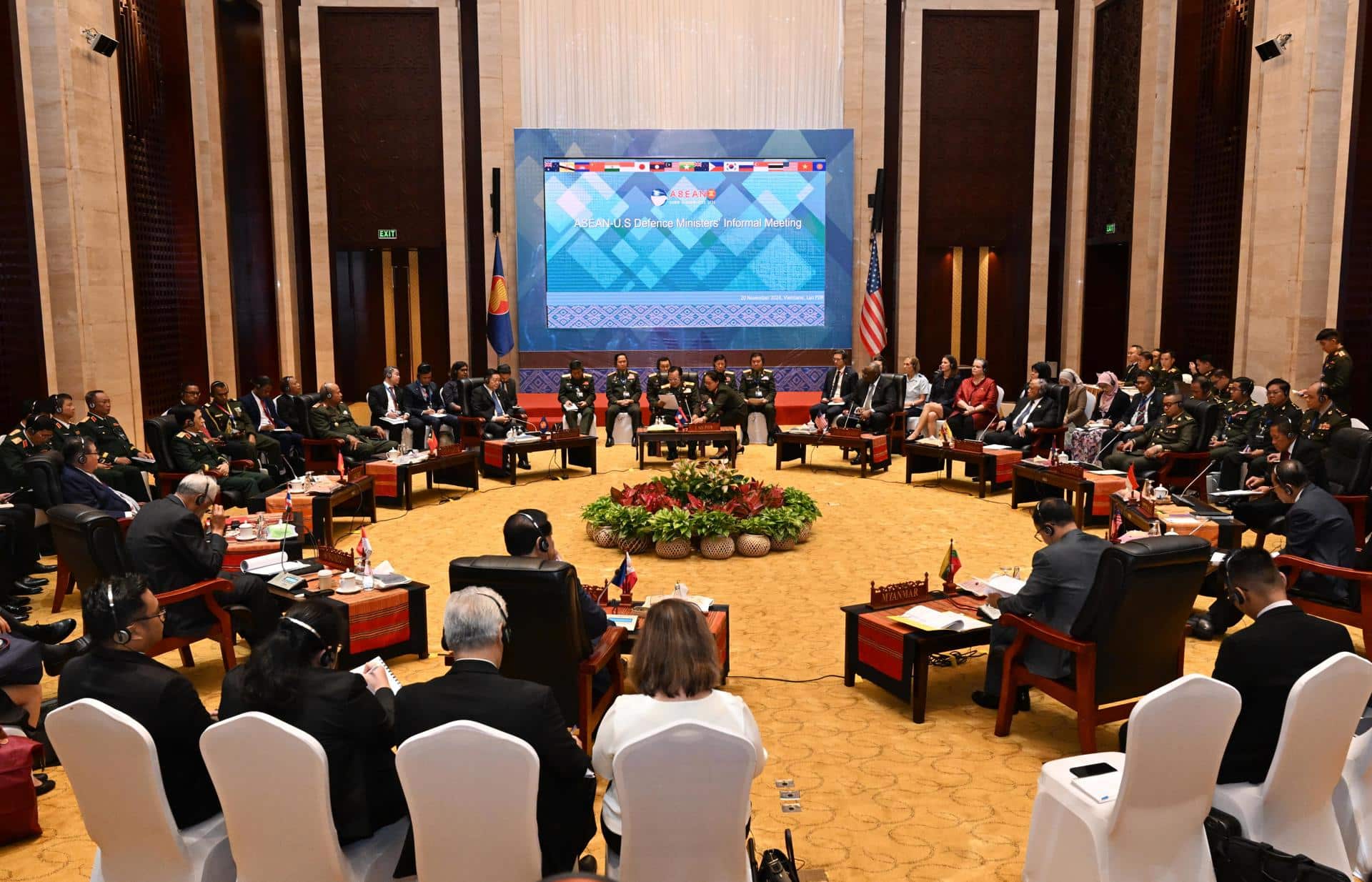 Vientiane (Laos), 20/11/2024.- A handout photo made available by ASEAN Secretariat shows US Secretary of Defense Lloyd Austin III (R, rear) and Defense Ministers from Southeast Asian Nations (ASEAN) attending the ASEAN-US Defence Ministers' Informal Meeting as part of the ASEAN Defence Ministers' Meeting in Vientiane, Laos, 20 November 2024. Defense Ministers and security representatives of Southeast Asian Nations (ASEAN) convene at a summit hosted by Laos to tighten the defense and security ties and discuss the ongoing civil unrest in Myanmar and a tension in the South China Sea. (Birmania) EFE/EPA/ASEAN SECRETARIAT / KUSUMA PANDU WIJAYA HANDOUT HANDOUT EDITORIAL USE ONLY/NO SALES