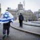 Un hombre que lleva una bandera israelí sobre sus hombros camina por la Plaza Dam en Ámsterdam, Países Bajos, el 8 de noviembre de 2024. EFE/EPA/Remko de Waal