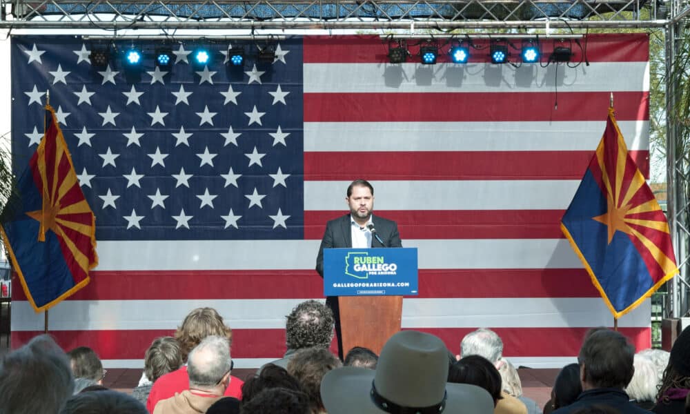 Fotografía de archivo del 28 de enero de 2023 del congresista Rubén Gallego hablando ante sus simpatizantes durante el lanzamiento oficial de su campaña como candidato al Senado de Arizonan en Arizona (Estados Unidos). EFE/ María León