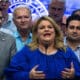 Jenniffer González (c), del Partido Nuevo Progresista, ofrece declaraciones en compañía de su esposo José Jovín Vargas (d) este martes en San Juan (Puerto Rico). EFE/ Enid M. Salgado Mercado