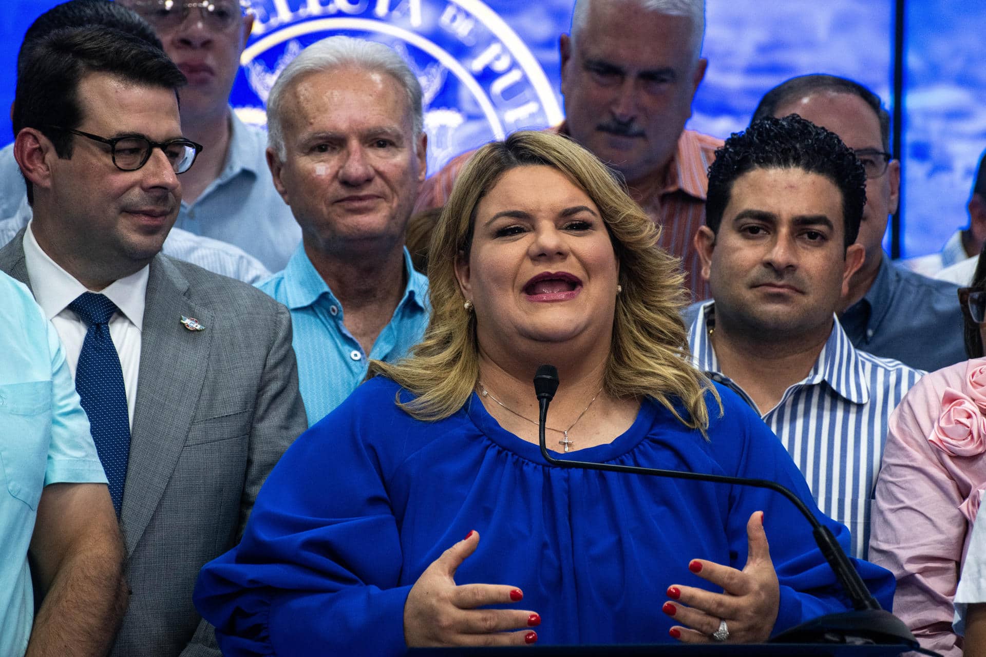 Jenniffer González (c), del Partido Nuevo Progresista, ofrece declaraciones en compañía de su esposo José Jovín Vargas (d) este martes en San Juan (Puerto Rico). EFE/ Enid M. Salgado Mercado