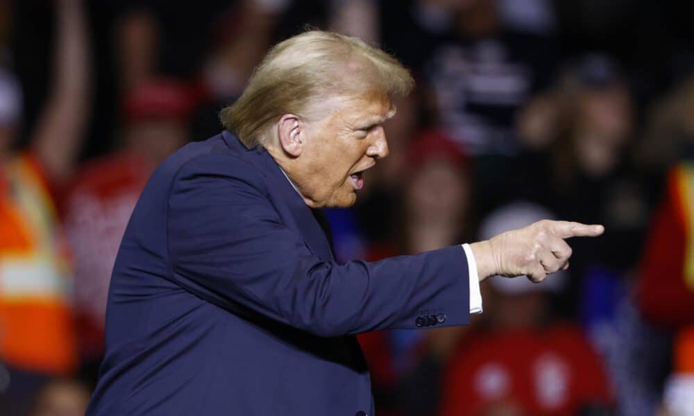 El candidato presidencial republicano Donald J. Trump habla durante un evento de campaña en el foro Fiserv en Milwaukee, Wisconsin, EE. UU., el 1 de noviembre de 2024. EFE/EPA/Jeffrey Phelps