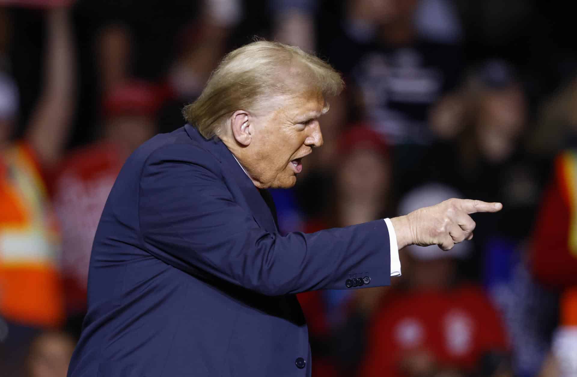 El candidato presidencial republicano Donald J. Trump habla durante un evento de campaña en el foro Fiserv en Milwaukee, Wisconsin, EE. UU., el 1 de noviembre de 2024. EFE/EPA/Jeffrey Phelps