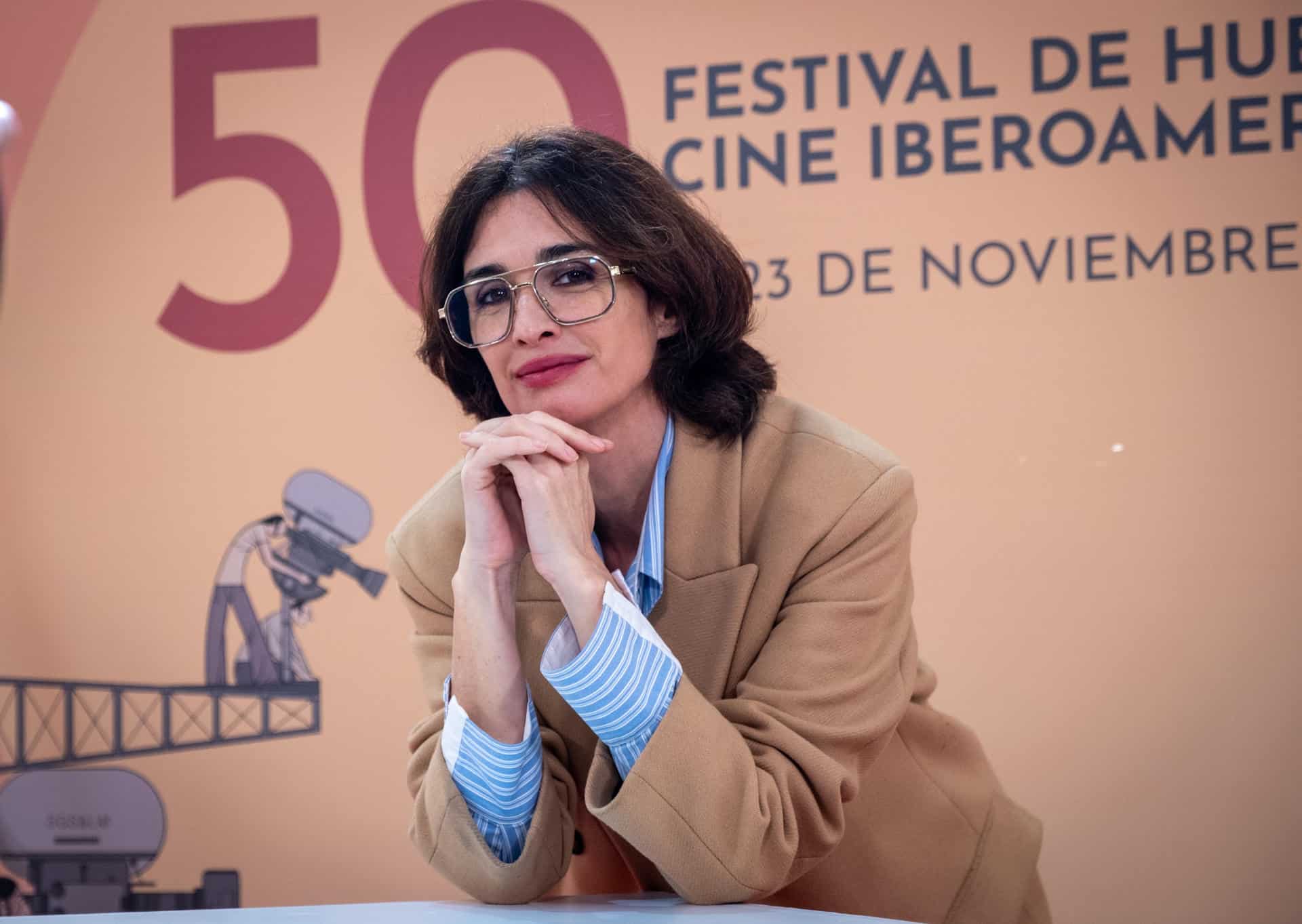 La actriz y directora de cine Paz Vega, que en la noche de este viernes recibe el Premio Luz de la 50 edición del Festival de Cine Iberoamericano de Huelva, posa para EFE en la sede onubense de la muestra, ubicada en la Casa Colón. EFE/ Julián Pérez