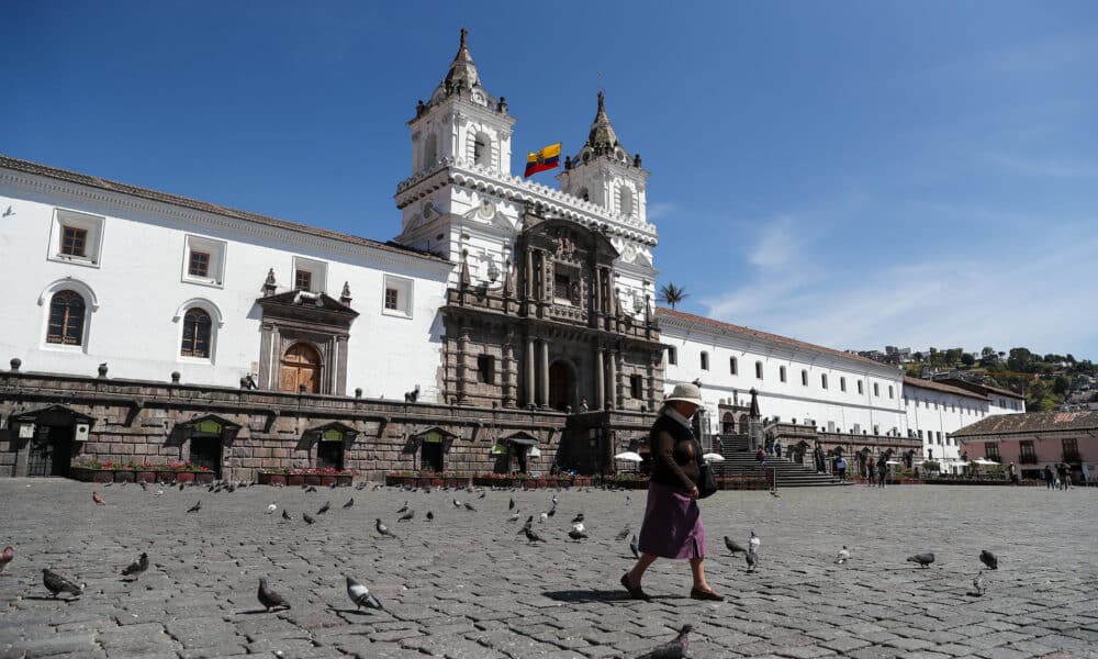 Fotografía de archivo en donde una mujer camina en la plaza de San Francisco, en Quito (Ecuador). EFE/ José Jácome