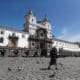 Fotografía de archivo en donde una mujer camina en la plaza de San Francisco, en Quito (Ecuador). EFE/ José Jácome