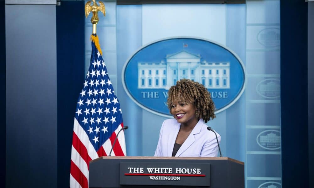 La secretaria de prensa de la Casa Blanca, Karine Jean-Pierre, habla con los medios durante una conferencia de prensa en Washington, D.C., EE. UU., el 07 de noviembre de 2024. EFE/EPA/Graeme Sloan