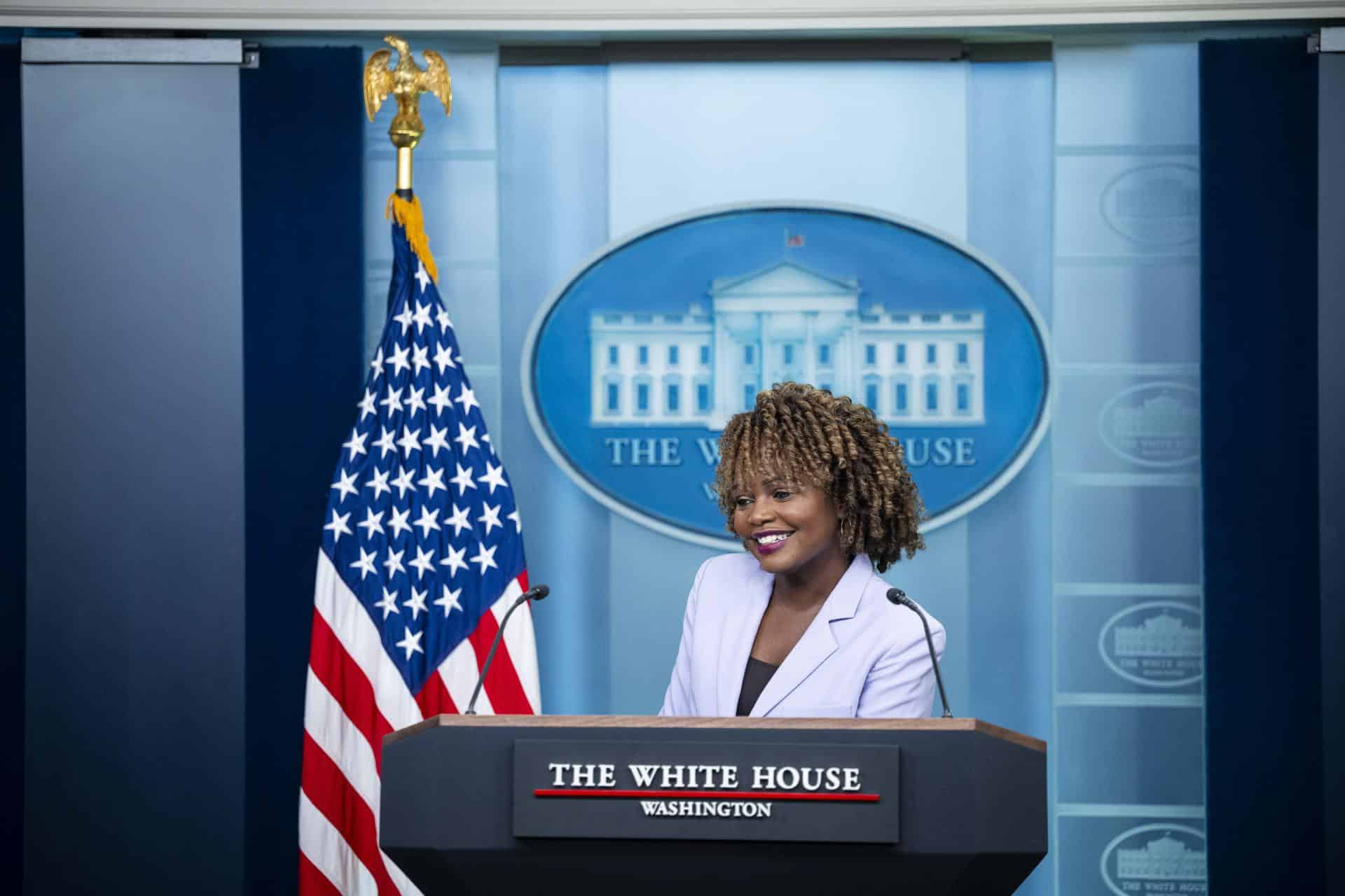 La secretaria de prensa de la Casa Blanca, Karine Jean-Pierre, habla con los medios durante una conferencia de prensa en Washington, D.C., EE. UU., el 07 de noviembre de 2024. EFE/EPA/Graeme Sloan