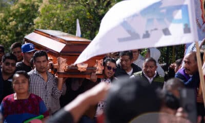 Personas cargan el féretro con los restos del sacerdote Marcelo Pérez Pérez durante su funeral en el municipio de San Cristobal de las Casas (México). Archivo. EFE/ Carlos López