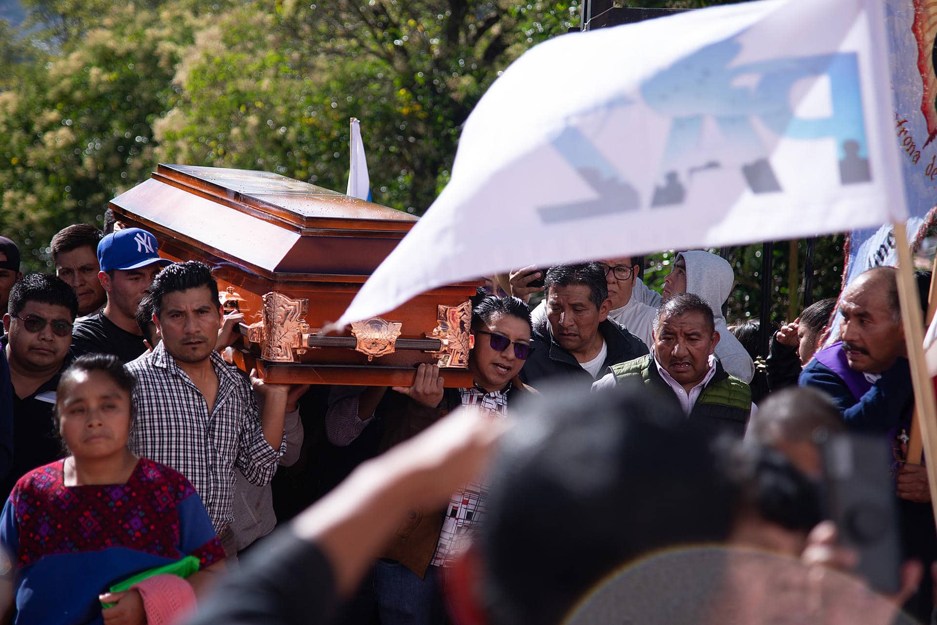 Personas cargan el féretro con los restos del sacerdote Marcelo Pérez Pérez durante su funeral en el municipio de San Cristobal de las Casas (México). Archivo. EFE/ Carlos López