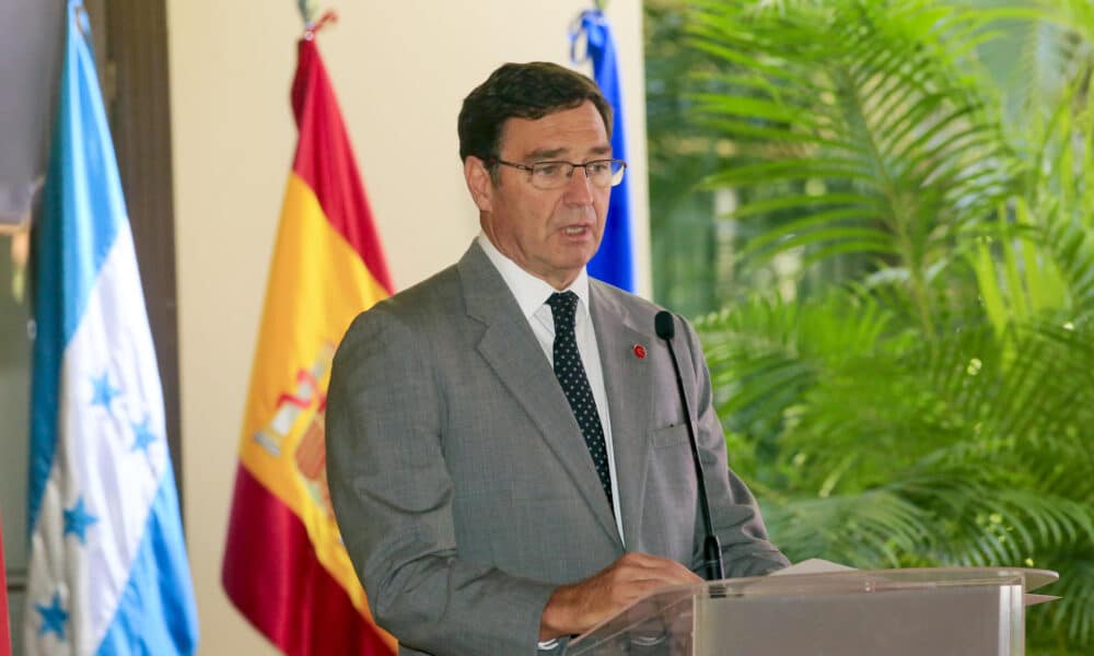 El embajador de España en Honduras, Diego Nuño García, habla durante un acto este viernes en Tegucigalpa (Honduras). España ratificó su compromiso con el desarrollo de Honduras con el lanzamiento oficial del proceso de elaboración del nuevo Marco de Asociación País (MAP) 2025-2028. EFE/ Gustavo Amador