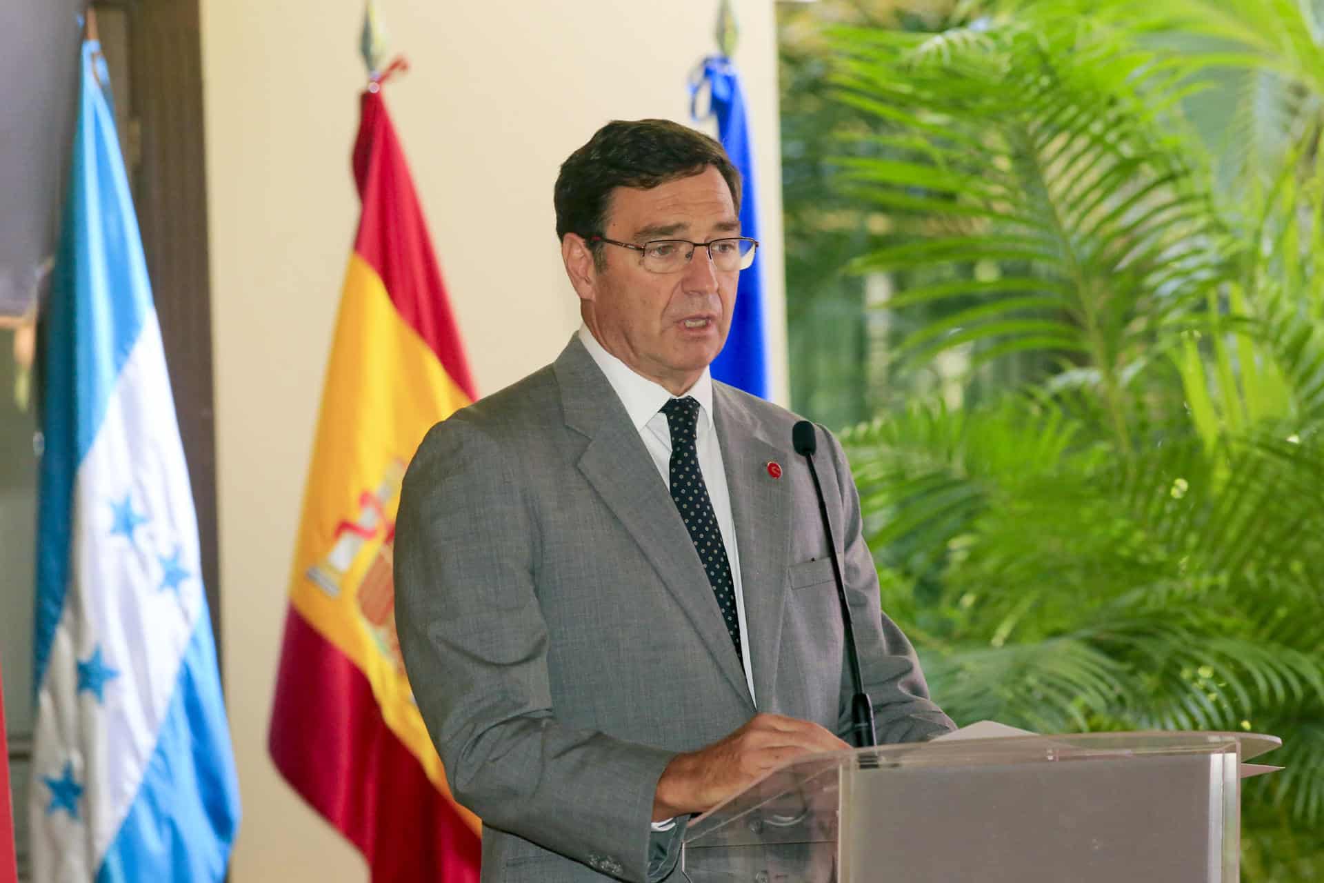 El embajador de España en Honduras, Diego Nuño García, habla durante un acto este viernes en Tegucigalpa (Honduras). España ratificó su compromiso con el desarrollo de Honduras con el lanzamiento oficial del proceso de elaboración del nuevo Marco de Asociación País (MAP) 2025-2028. EFE/ Gustavo Amador