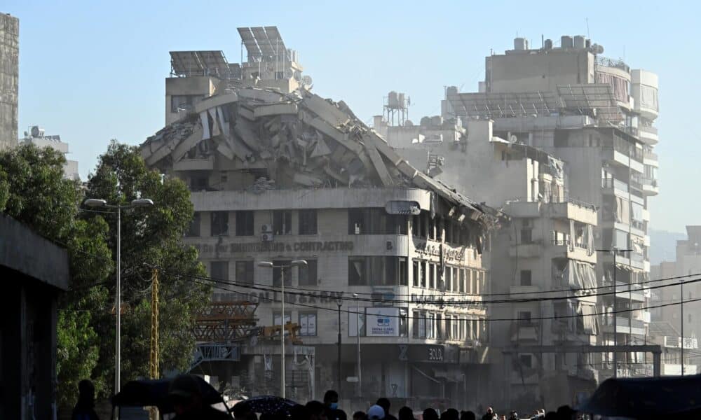 Los escombros de un edificio dañado tras un ataque aéreo israelí en la zona de Al-Chiyah, en el sur de Beirut, Líbano, 22 de noviembre de 2024. Según el Ministerio de Salud del Líbano, más de 3,600 personas han sido asesinadas y más de 15,200 otras han resultado heridas en el Líbano desde la escalada de hostilidades entre Israel y Hezbolláh. Líbano, Hizbolá/Hezbolá EFE/EPA/WAEL HAMZEH