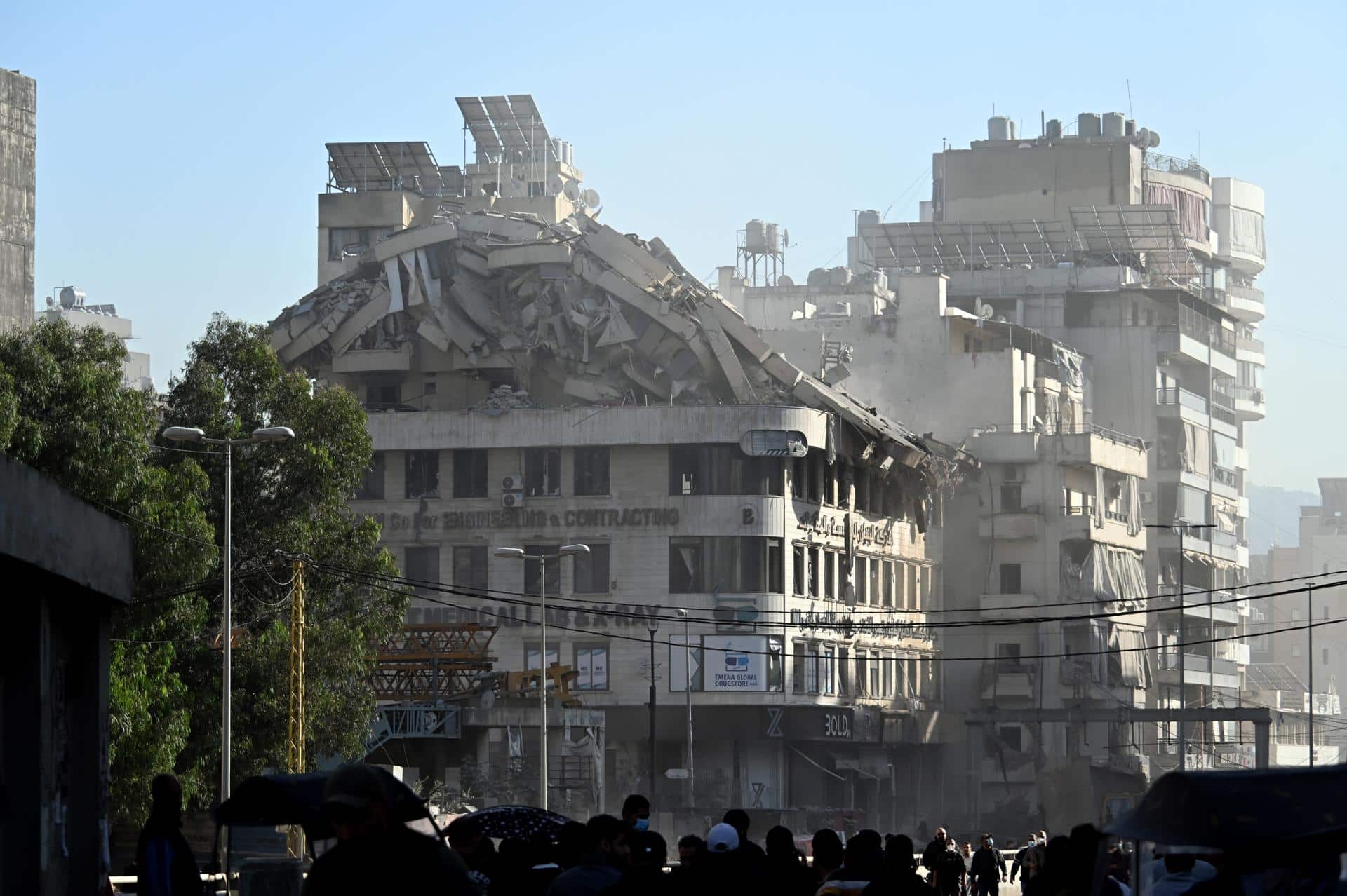 Los escombros de un edificio dañado tras un ataque aéreo israelí en la zona de Al-Chiyah, en el sur de Beirut, Líbano, 22 de noviembre de 2024. Según el Ministerio de Salud del Líbano, más de 3,600 personas han sido asesinadas y más de 15,200 otras han resultado heridas en el Líbano desde la escalada de hostilidades entre Israel y Hezbolláh. Líbano, Hizbolá/Hezbolá EFE/EPA/WAEL HAMZEH