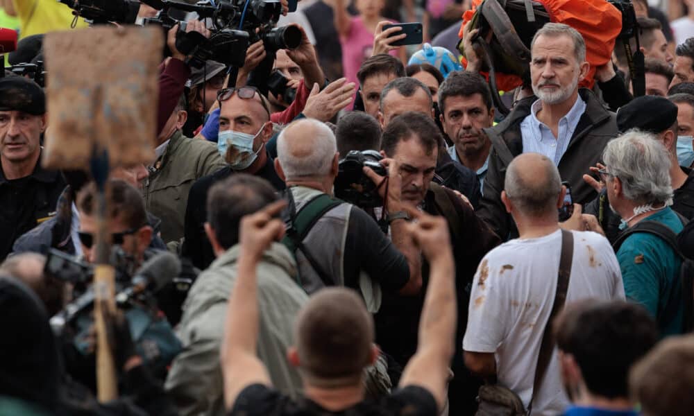 El rey Felipe, durante su visita a Paiporta este domingo. EFE/ Biel Aliño