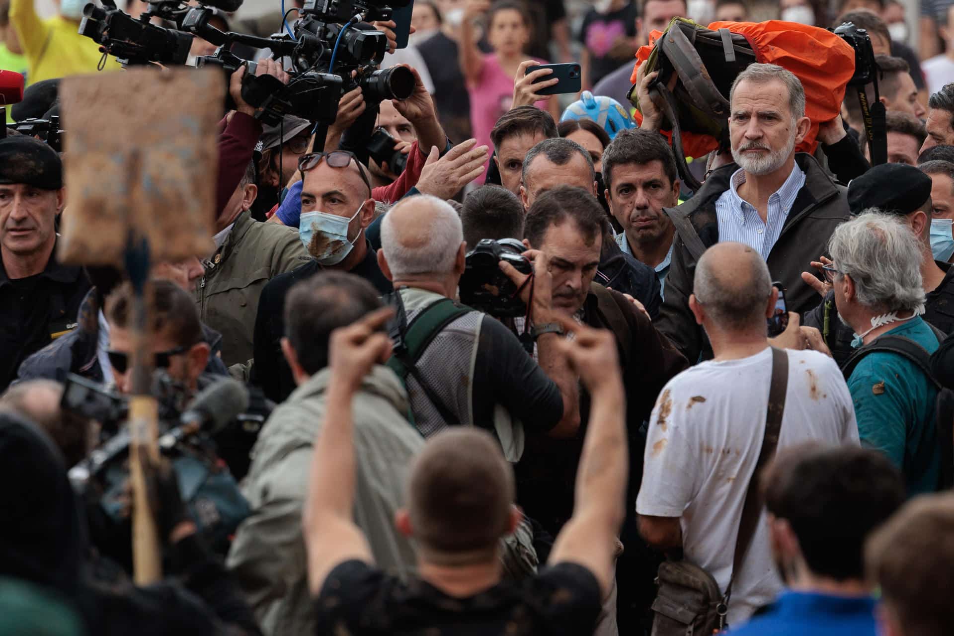 El rey Felipe, durante su visita a Paiporta este domingo. EFE/ Biel Aliño