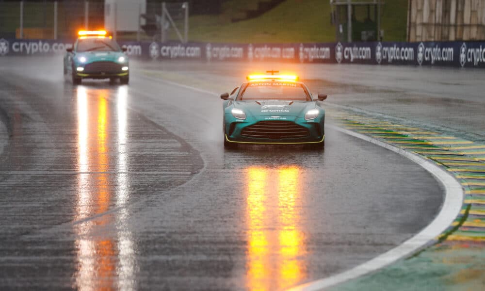 AME4206. SAO PAULO (BRASIL), 02/11/2024.- Los coches de seguridad recorren bajo la lluvia este sábado, el circuito del autódromo de Interlagos en São Paulo (Brasil). Las eliminatorias para definir las posiciones de salida del Gran Premio São Paulo de Fórmula 1 fueron pospuestas para la mañana del domingo debido a la lluvia caída durante la tarde en São Paulo. EFE/ André Coelho