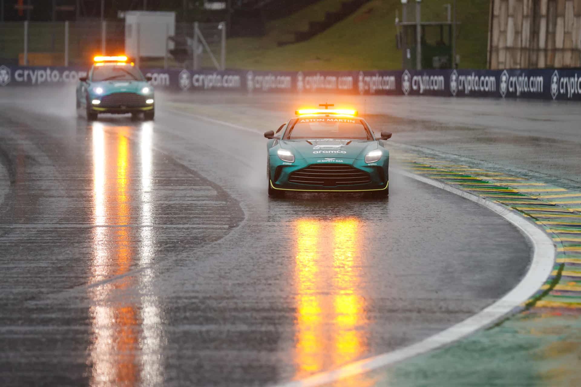 AME4206. SAO PAULO (BRASIL), 02/11/2024.- Los coches de seguridad recorren bajo la lluvia este sábado, el circuito del autódromo de Interlagos en São Paulo (Brasil). Las eliminatorias para definir las posiciones de salida del Gran Premio São Paulo de Fórmula 1 fueron pospuestas para la mañana del domingo debido a la lluvia caída durante la tarde en São Paulo. EFE/ André Coelho