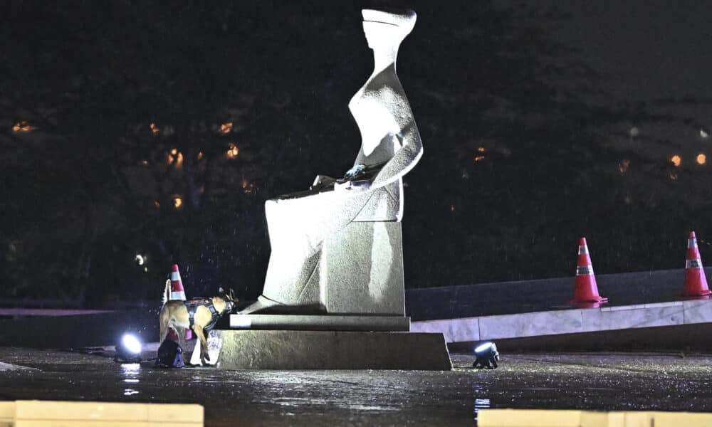 Un perro especializado en la detección de bombas rastrea los alrededores de la Estatua de la Justicia, lugar del suceso, en la Plaza de los Tres Poderes en Brasilia (Brasil), el 14 de noviembre de 2024. EFE/ Andre Borges