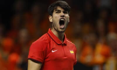 El tenista español Carlos Alcaraz celebra un punto en su encuentro frente al neerlandés Tallon Griekspoor, segundo partido de los cuartos de final entre los equipos de España y Países Bajos, este martes en el Palacio de los Deportes José María Martín Carpena de Málaga (Andalucía). EFE / Jorge Zapata.