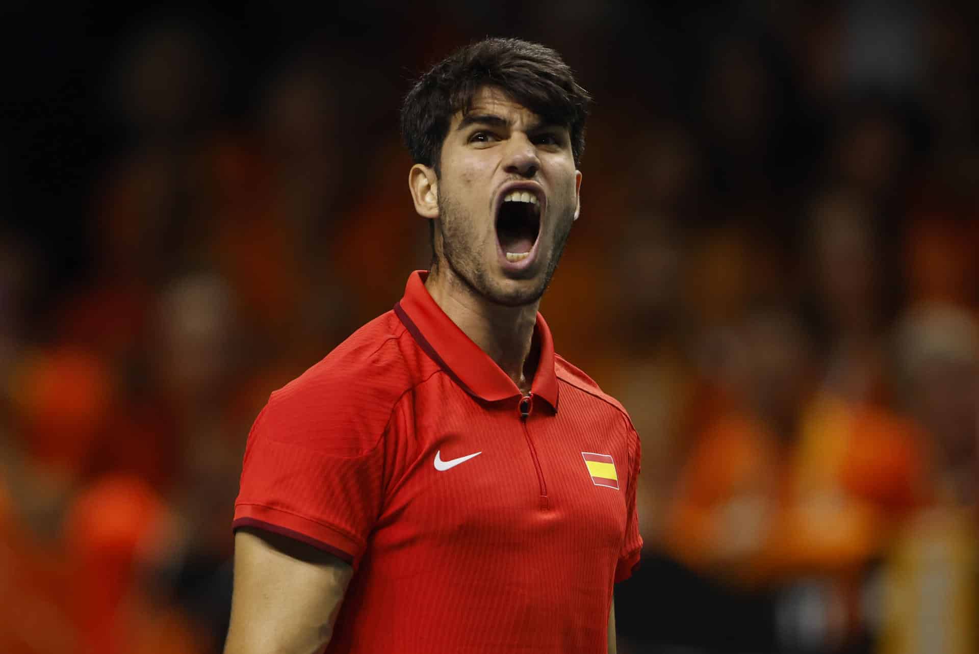 El tenista español Carlos Alcaraz celebra un punto en su encuentro frente al neerlandés Tallon Griekspoor, segundo partido de los cuartos de final entre los equipos de España y Países Bajos, este martes en el Palacio de los Deportes José María Martín Carpena de Málaga (Andalucía). EFE / Jorge Zapata.