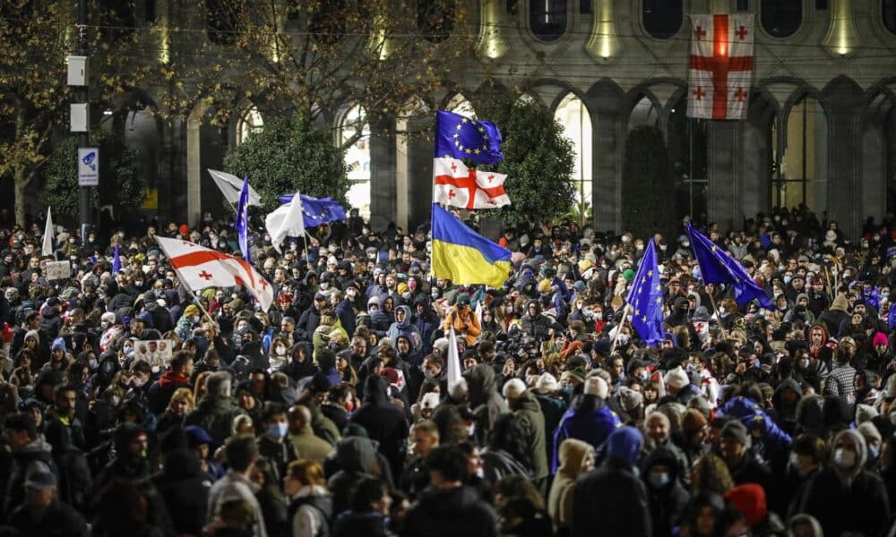 Los partidarios de la oposición georgiana protestan frente al edificio del Parlamento en Tiflis, Georgia, el 29 de noviembre de 2024. El Primer Ministro georgiano Kobakhidze dijo el 28 de noviembre que Tbilisi rechazará las conversaciones de adhesión a la UE hasta 2028. El gobernante Partido del Sueño Georgiano fue anunciado como el ganador de las elecciones parlamentarias elecciones celebradas el 26 de octubre de 2024. EFE/DAVID MDZINARISHVILI