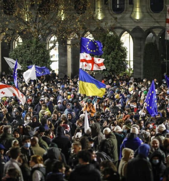 Los partidarios de la oposición georgiana protestan frente al edificio del Parlamento en Tiflis, Georgia, el 29 de noviembre de 2024. El Primer Ministro georgiano Kobakhidze dijo el 28 de noviembre que Tbilisi rechazará las conversaciones de adhesión a la UE hasta 2028. El gobernante Partido del Sueño Georgiano fue anunciado como el ganador de las elecciones parlamentarias elecciones celebradas el 26 de octubre de 2024. EFE/DAVID MDZINARISHVILI