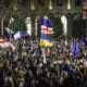 Los partidarios de la oposición georgiana protestan frente al edificio del Parlamento en Tiflis, Georgia, el 29 de noviembre de 2024. El Primer Ministro georgiano Kobakhidze dijo el 28 de noviembre que Tbilisi rechazará las conversaciones de adhesión a la UE hasta 2028. El gobernante Partido del Sueño Georgiano fue anunciado como el ganador de las elecciones parlamentarias elecciones celebradas el 26 de octubre de 2024. EFE/DAVID MDZINARISHVILI