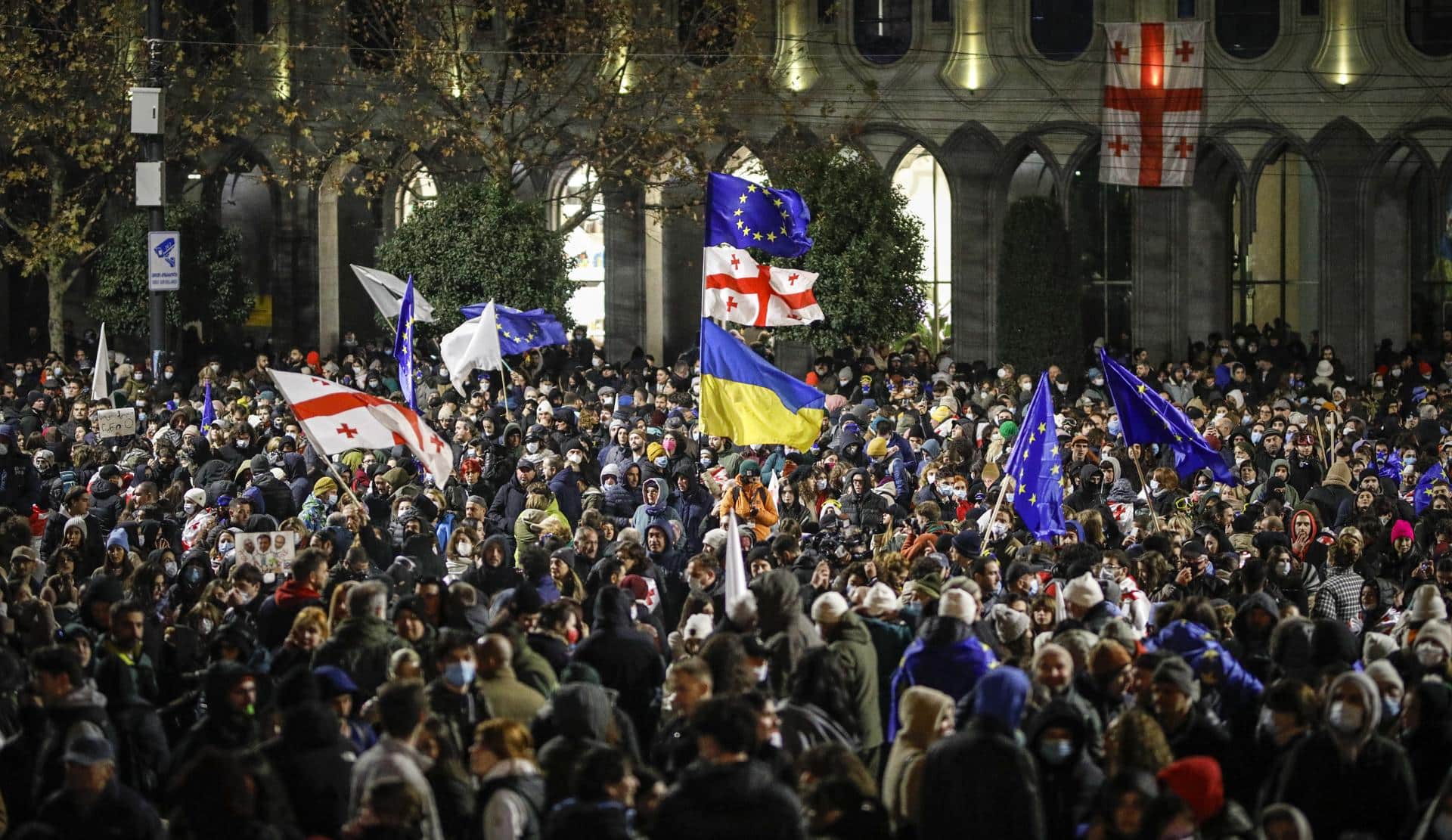 Los partidarios de la oposición georgiana protestan frente al edificio del Parlamento en Tiflis, Georgia, el 29 de noviembre de 2024. El Primer Ministro georgiano Kobakhidze dijo el 28 de noviembre que Tbilisi rechazará las conversaciones de adhesión a la UE hasta 2028. El gobernante Partido del Sueño Georgiano fue anunciado como el ganador de las elecciones parlamentarias elecciones celebradas el 26 de octubre de 2024. EFE/DAVID MDZINARISHVILI