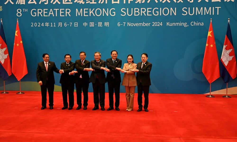 Imagen de los participantes en la cumbre para la cooperación económica entre los países del Mekong (China, Birmania, Laos, Tailandia, Camboya y Vietnam) en la ciudad china de Kunming, proporcionada por el equipo de información militar de Birmania el 7 de noviembre de 2024. EFE/EPA/EQUIPO DE INFORMACIÓN DEL EJÉRCITO DE MYANMAR SOLO PARA USO EDITORIAL/SIN VENTAS