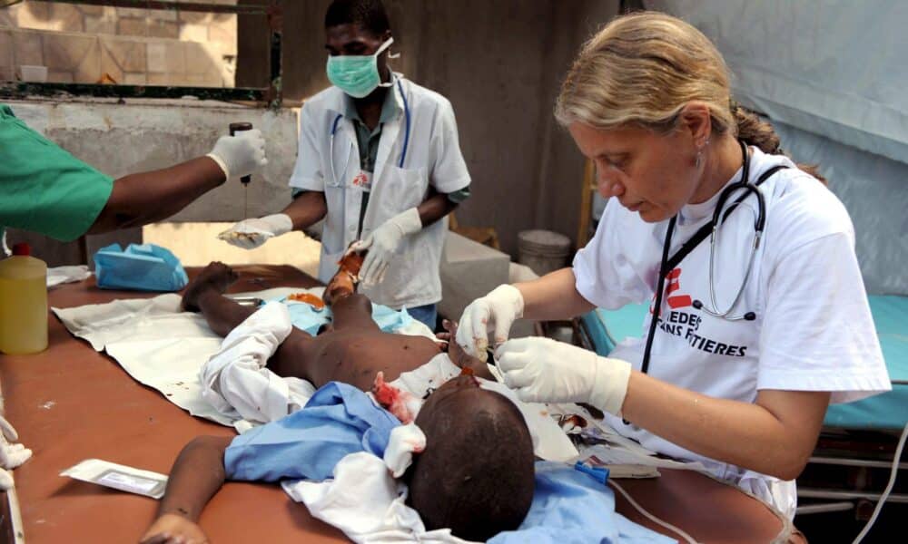 Foto de archivo donde se ve a voluntarios de Médicos Sin Fronteras atendiendo a un niño herido en un hospital de campaña en Puerto Príncipe, Haití. EFE/Federico Gambarini