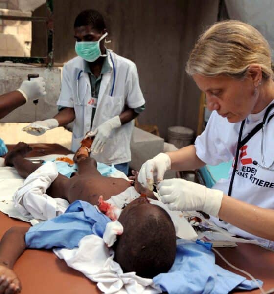 Foto de archivo donde se ve a voluntarios de Médicos Sin Fronteras atendiendo a un niño herido en un hospital de campaña en Puerto Príncipe, Haití. EFE/Federico Gambarini