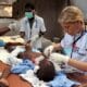 Foto de archivo donde se ve a voluntarios de Médicos Sin Fronteras atendiendo a un niño herido en un hospital de campaña en Puerto Príncipe, Haití. EFE/Federico Gambarini