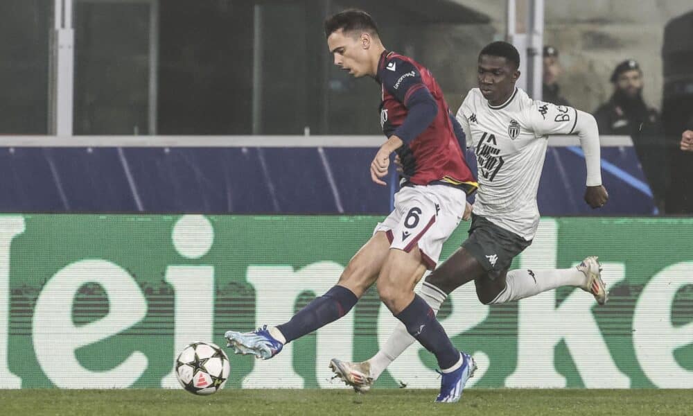 El jugador del Bolonia Nikola Moro da un pase ante Lamine Camara (d), del Mónaco, durante el partido de la UEFA Champions League que han jugado Bologna FC y AS Monaco en el Renato Dall'Ara stadium de Bolonia, Italia. EFE/EPA/ELISABETTA BARACCHI