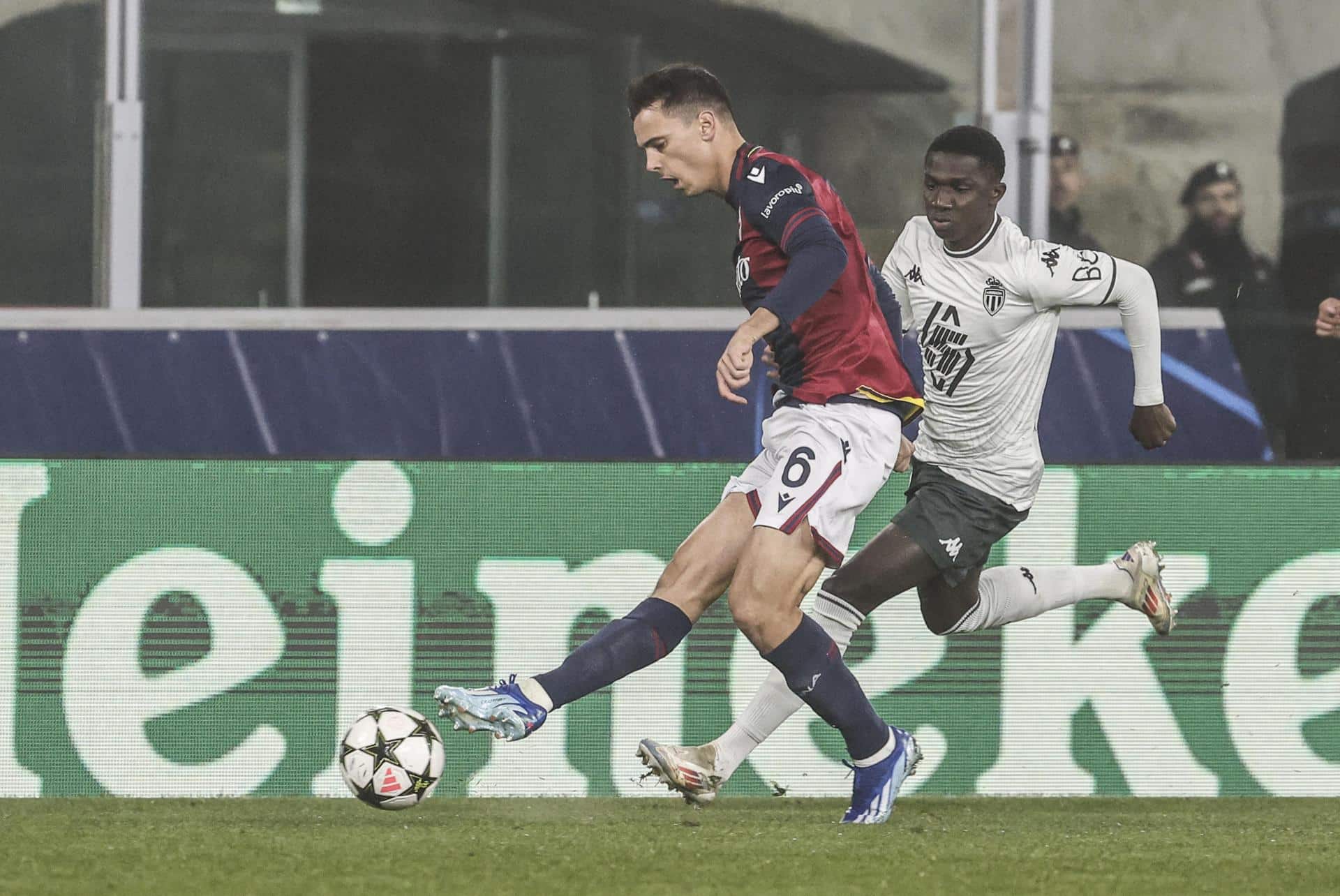 El jugador del Bolonia Nikola Moro da un pase ante Lamine Camara (d), del Mónaco, durante el partido de la UEFA Champions League que han jugado Bologna FC y AS Monaco en el Renato Dall'Ara stadium de Bolonia, Italia. EFE/EPA/ELISABETTA BARACCHI