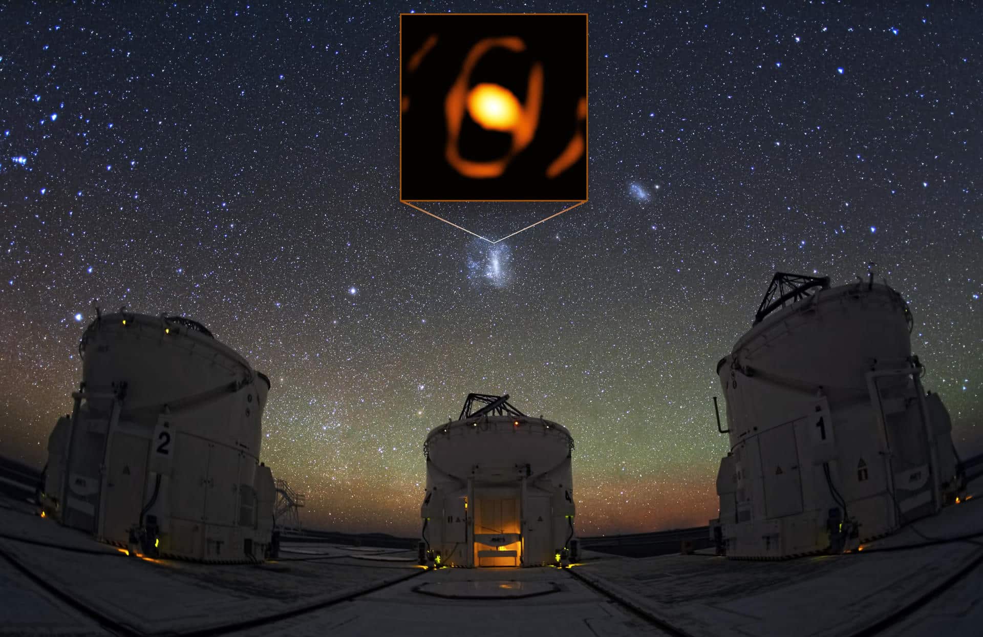 A pesar de la asombrosa distancia, el instrumento GRAVITY del Interferómetro del Very Large Telescope (VLTI) del Observatorio Europeo Austral (ESO), consiguió tomar una imagen en primer plano de la estrella gigante WOH G64. Esta imagen muestra la ubicación de la estrella dentro de la Gran Nube de Magallanes, con algunos de los telescopios auxiliares del VLTI en primer plano. ESO/K. Ohnaka et al./Y. Beletsky (LCO)