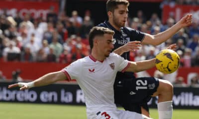 Fotografía de archivo del defensa del Sevilla Adrià Pedrosa y del centrocampista ruso de la Real Sociedad Arsen Zakharyan, durante un partido entre el Sevilla y la Real Sociedad. EFE/José Manuel Vidal