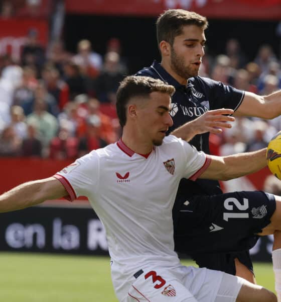 Fotografía de archivo del defensa del Sevilla Adrià Pedrosa y del centrocampista ruso de la Real Sociedad Arsen Zakharyan, durante un partido entre el Sevilla y la Real Sociedad. EFE/José Manuel Vidal