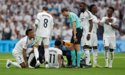 El delantero brasileño del Real Madrid Rodrigo Goes, en el césped lesionado durante el partido de la jornada 13 de LaLiga entre Real Madrid y Osasuna, este sábado en el estadio Santiago Bernabéu en Madrid.-EFE/ Javier Lizón