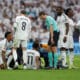 El delantero brasileño del Real Madrid Rodrigo Goes, en el césped lesionado durante el partido de la jornada 13 de LaLiga entre Real Madrid y Osasuna, este sábado en el estadio Santiago Bernabéu en Madrid.-EFE/ Javier Lizón