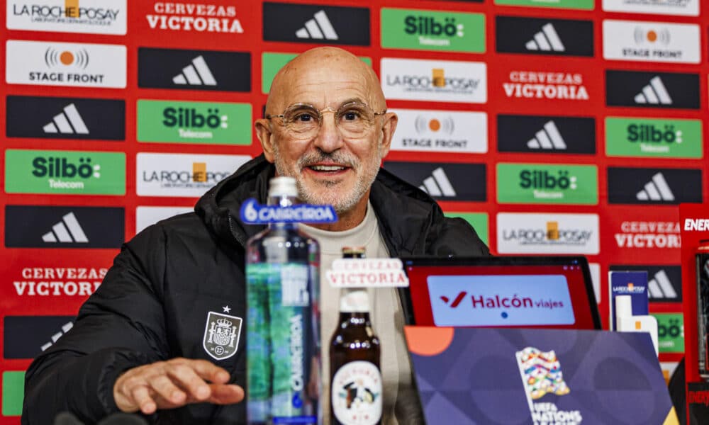 El seleccionador nacional, Luis de la Fuente, ofrece una rueda de prensa previo a la salida del equipo español hacia Dinamarca este jueves, desde Madrid. EFE/Pablo García Rfef