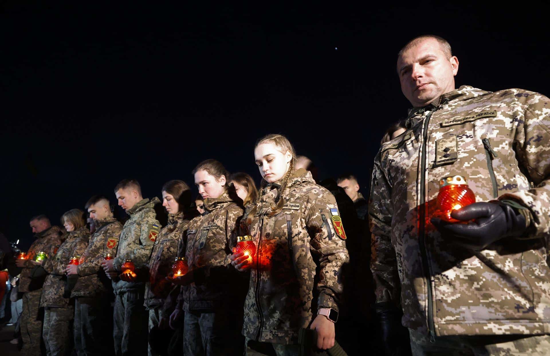 Soldados ucranianos recordando los 1.000 días que cumple la guerra en Ucrania. EFE/EPA/SERGEY DOLZHENKO