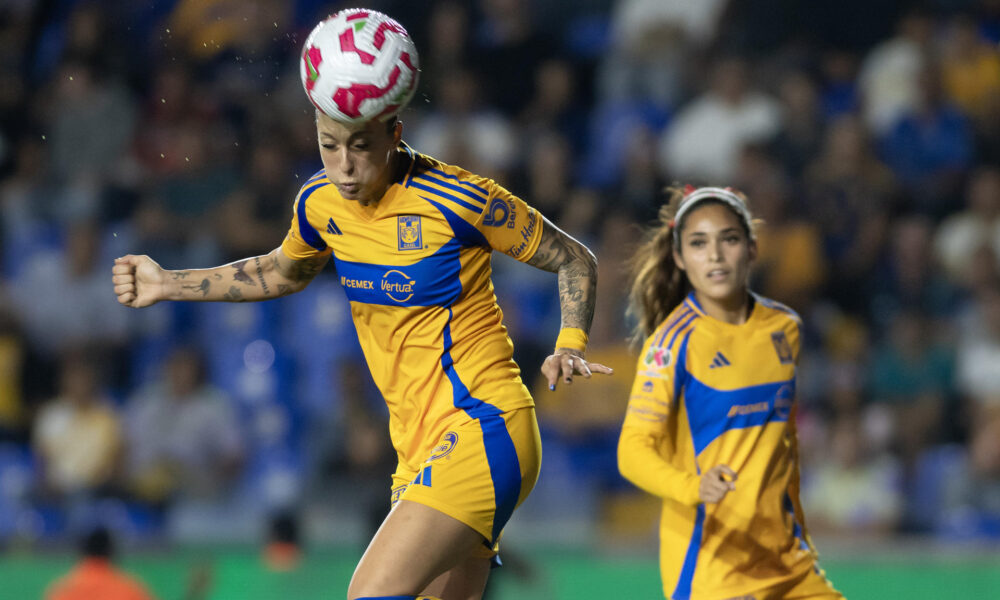 Jennifer Hermoso de Tigres cabecea un balón durante un partido celebrado en el Estadio Universitario de la ciudad de Monterrey (México). EFE/ Miguel Sierra