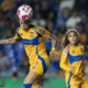 Jennifer Hermoso de Tigres cabecea un balón durante un partido celebrado en el Estadio Universitario de la ciudad de Monterrey (México). EFE/ Miguel Sierra